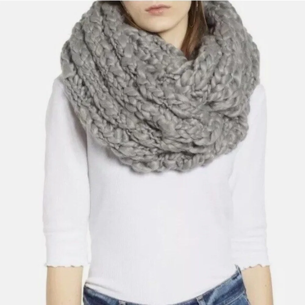 NWOT Free People Dreamland Chunky Knit Infinity Scarf in Gray Z399-3